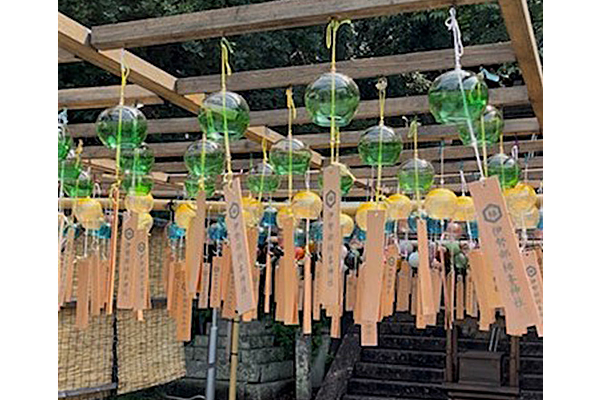 美しすぎる200個の漆器風鈴。和歌山・伊勢部柿本神社の「風鈴まつり」へ