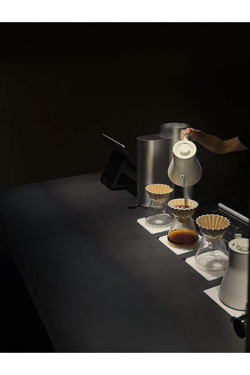 スペシャルティコーヒーを淹れている様子