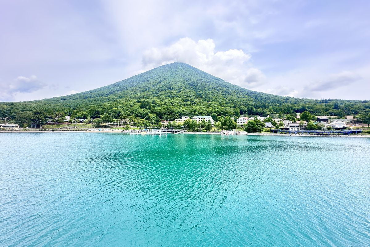 遊覧船上から見る中禅寺湖と男体山
