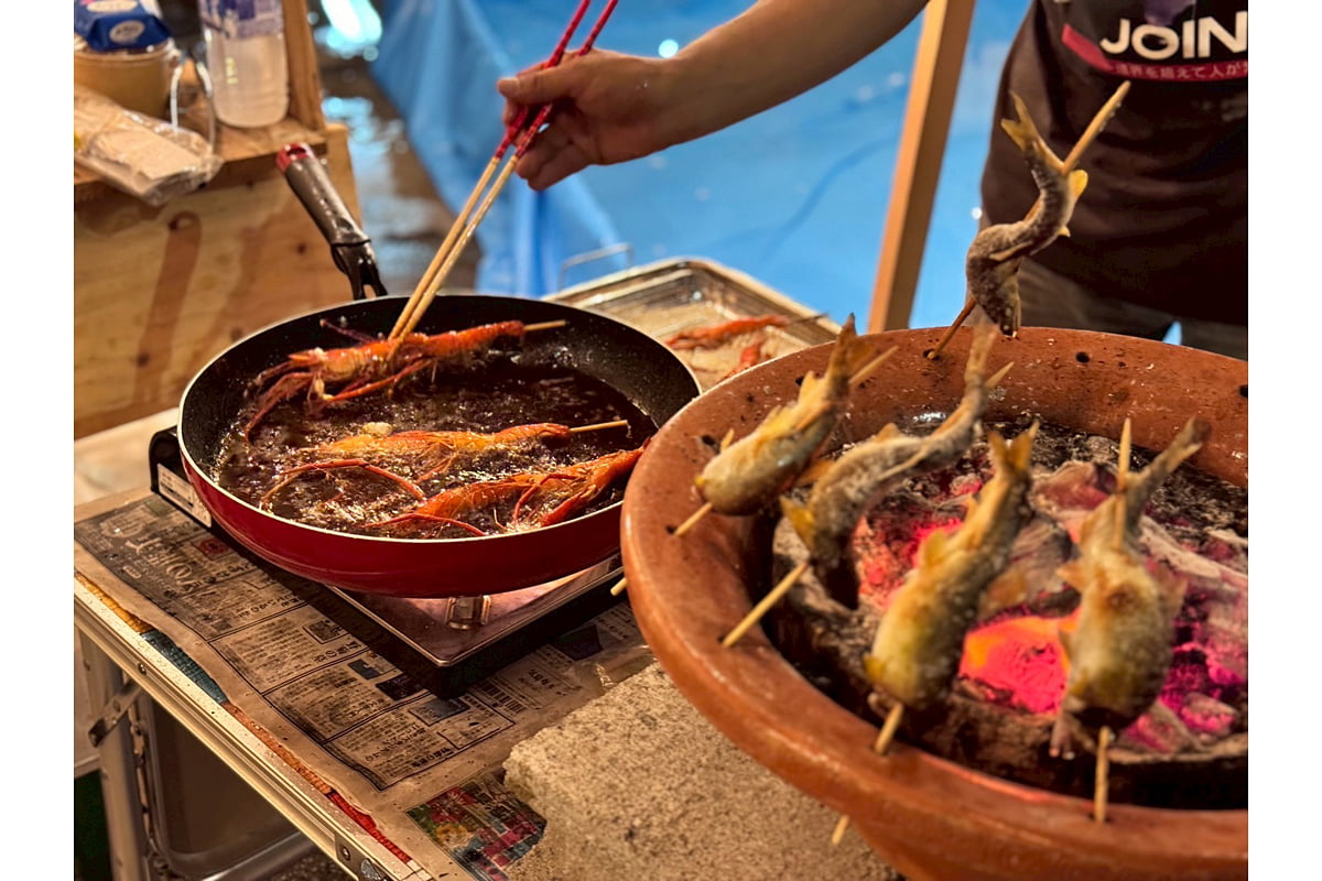 アユを七輪で焼く様子
