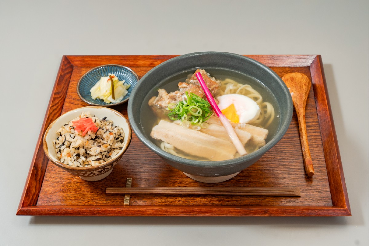 朝7時から沖縄そば！芦屋駅前に打ちたて自家製麺の新店オープン