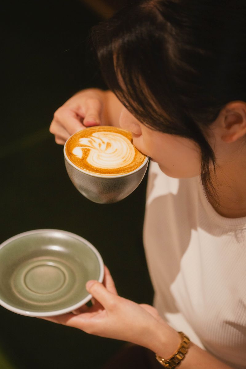 ソットコーヒーロースターのコーヒーを飲む女性