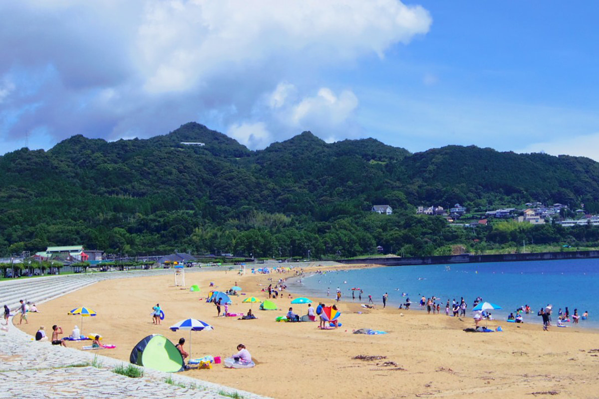 白砂ビーチを彩る夏の花火！和歌山「ブルービーチ那智」で開催