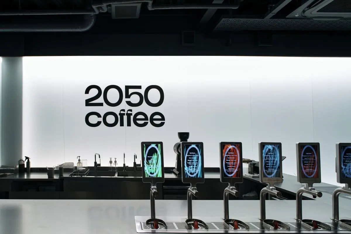 10秒で本格コーヒー提供!?京都・祇園白川に話題の近未来店が開店
