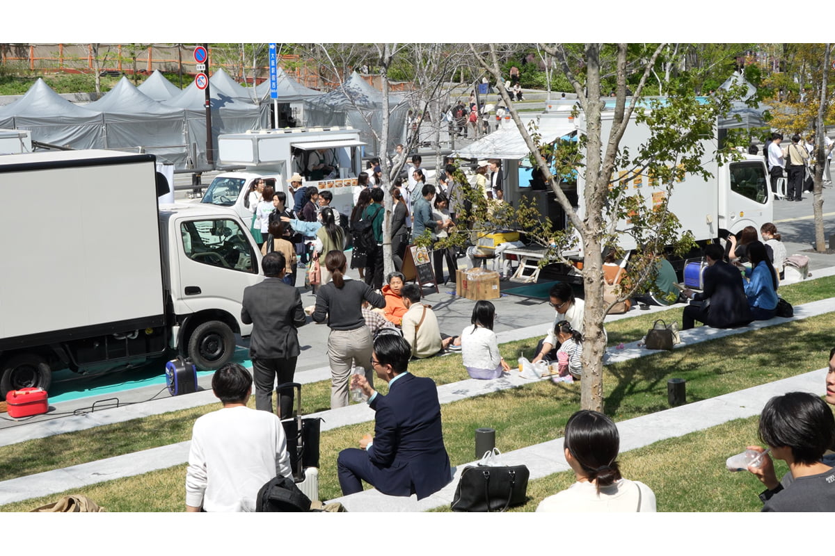 来場者で賑わうグラングリーン大阪ステッププラザ