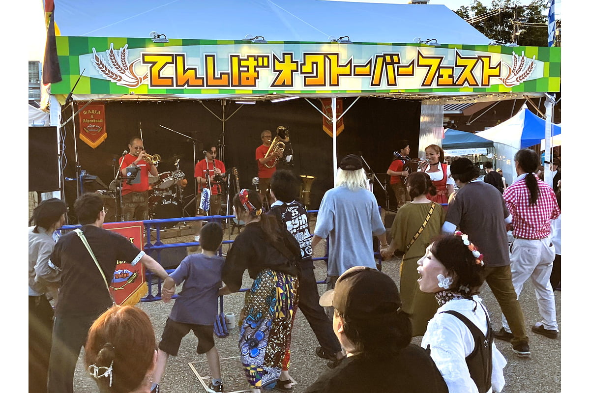 てんしばオクトーバーフェストのステージパフォーマンス