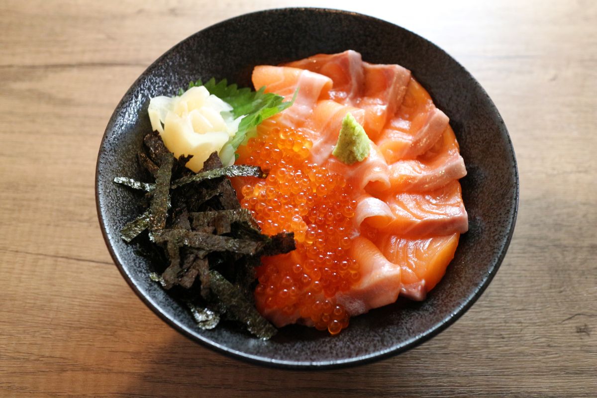 【大阪・西九条】8種以上の海鮮丼も！水産仲卸直営の新店がオープン