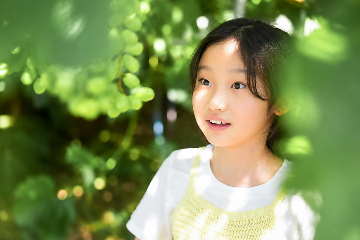 女の子とシャインマスカット畑