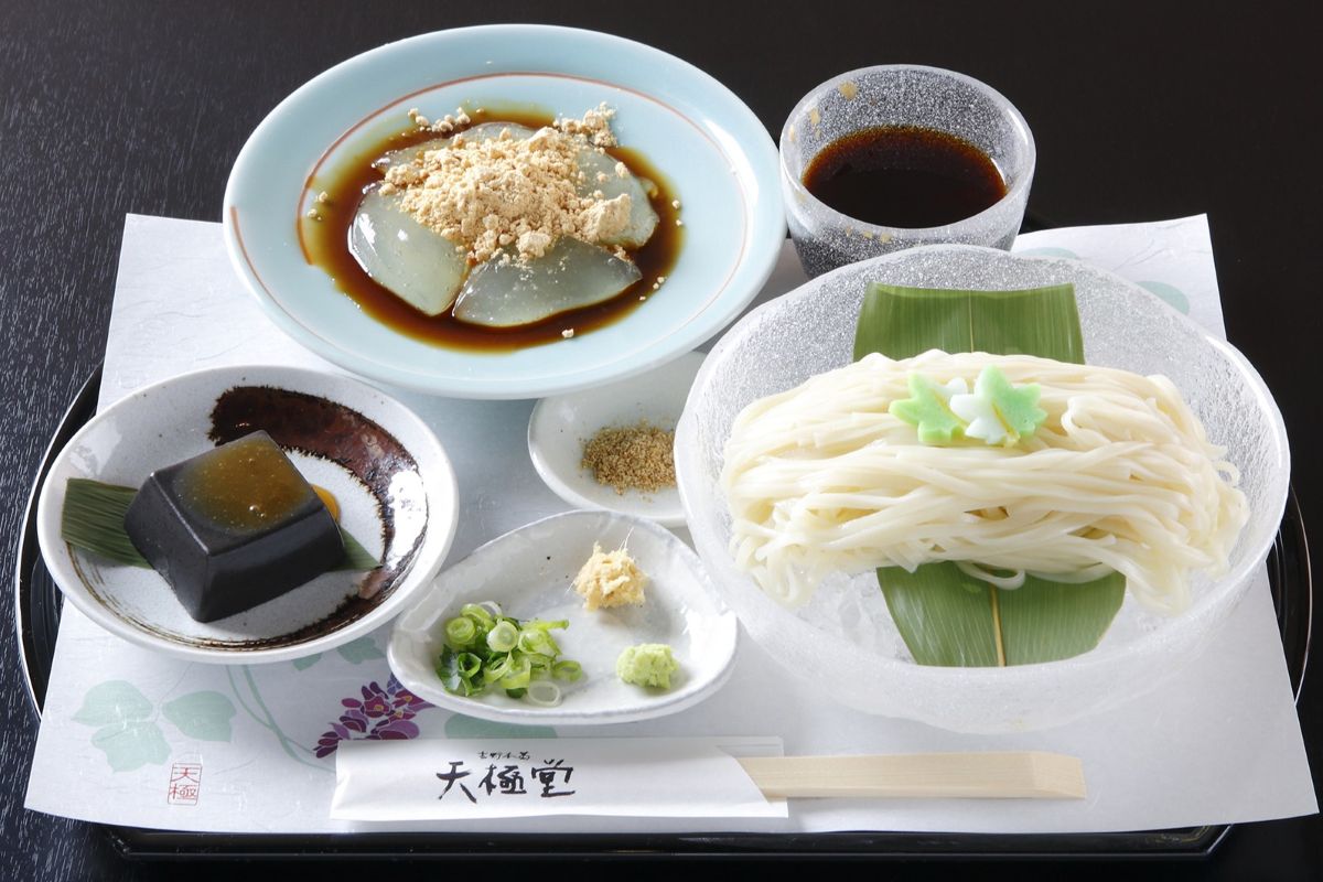 飛鳥彩瑠璃の丘天極堂テラスの冷やし葛うどん葛もちセット