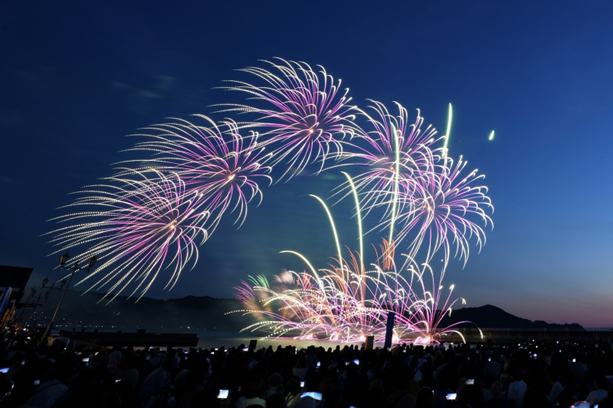 秋の夜空に大迫力の花火！和歌山マリーナシティで秋の味覚も