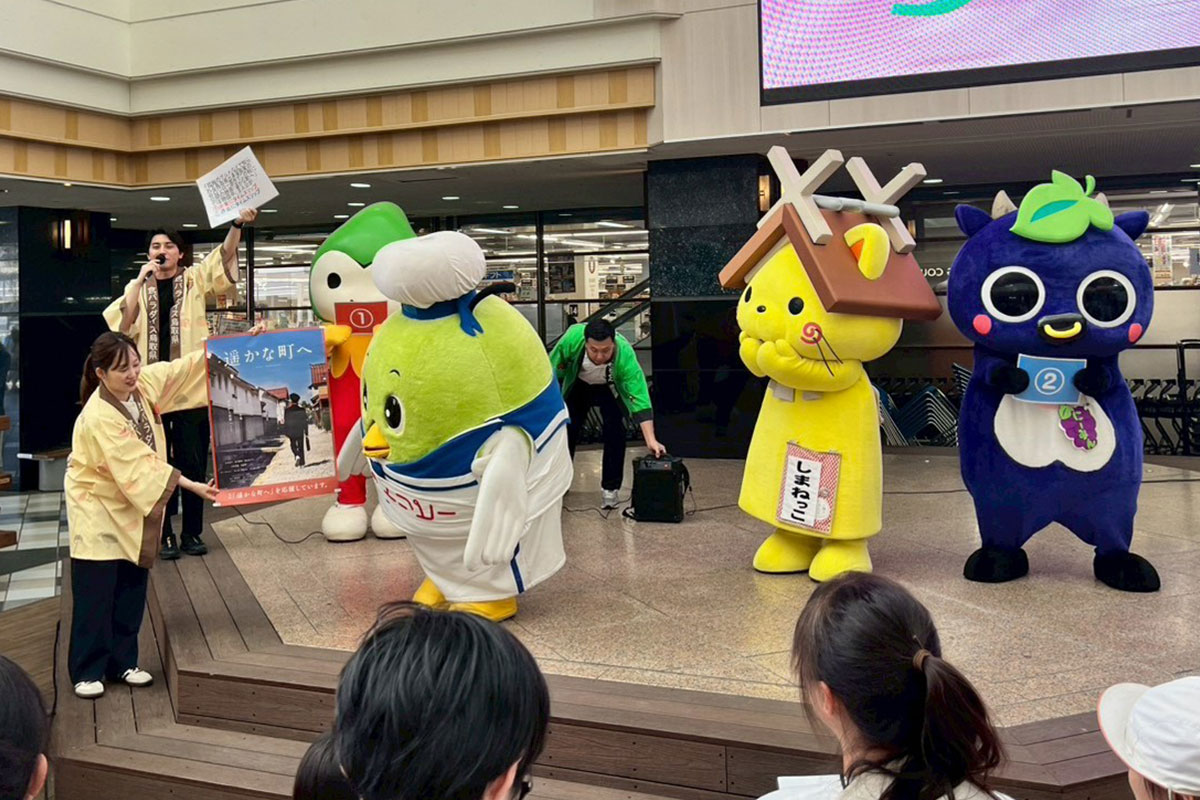 ご当地キャラクターによるステージ企画の様子