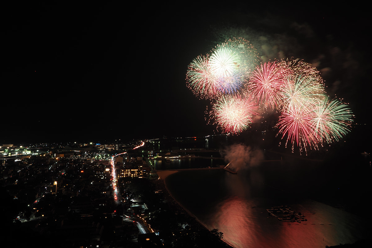 淡路島の海辺に上がる打上花火