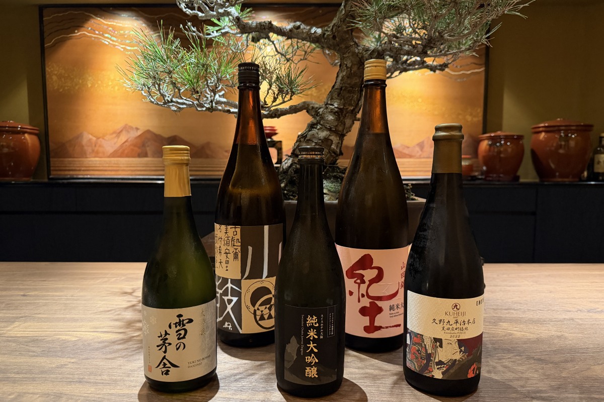 カウンターに並べられた全国各地の日本酒ボトル