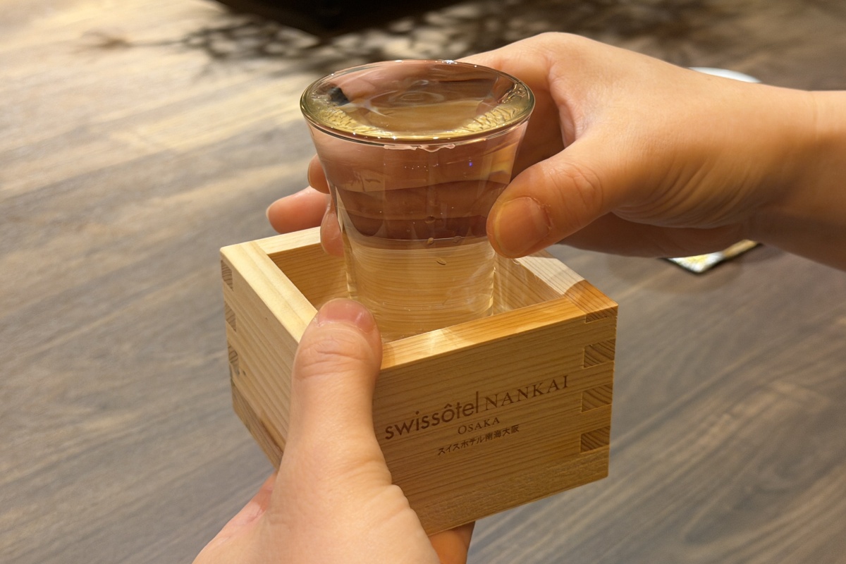 升に入ったグラスに注がれた五勺の日本酒
