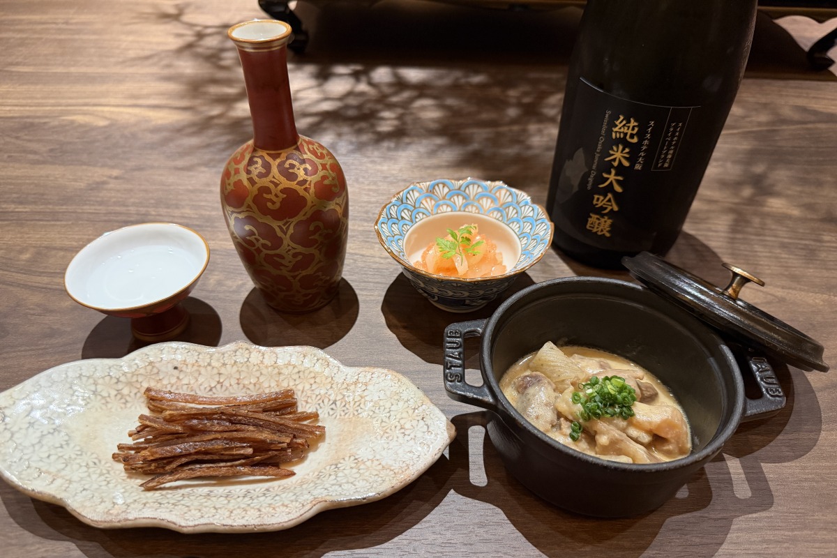 日本酒と3種類の酒肴が並べられた「酒酒」のカウンター
