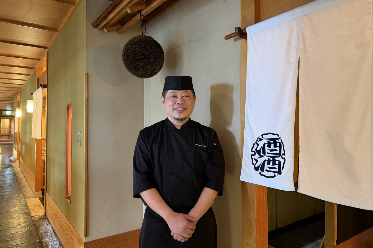 「酒酒」の入口に立つ「花暦」料理長・花田浩之さん