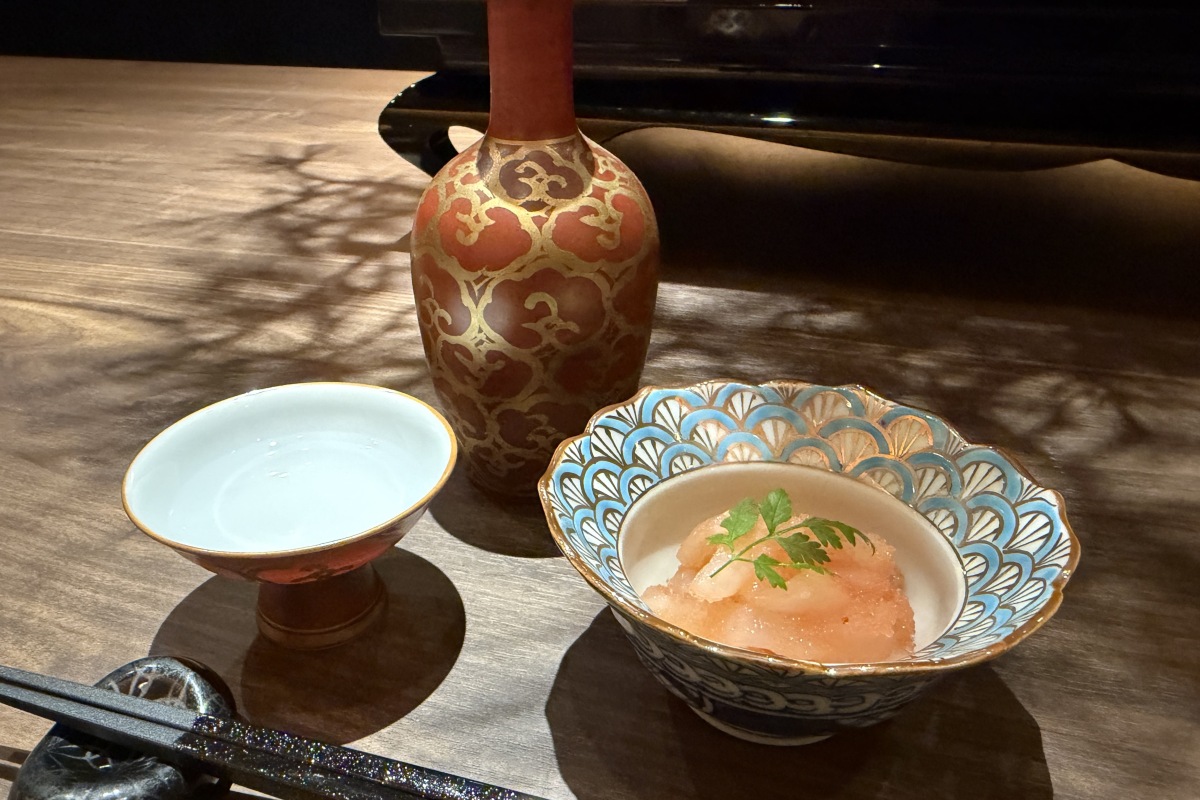アオリイカと明太子を合わせた「烏賊明太子和え」と日本酒