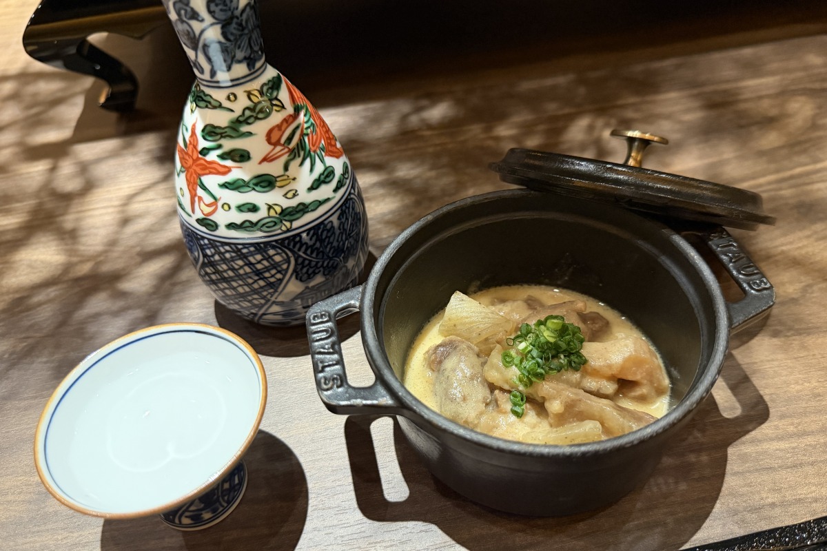 牛すじとこんにゃくを味噌で煮込んだ酒肴と日本酒
