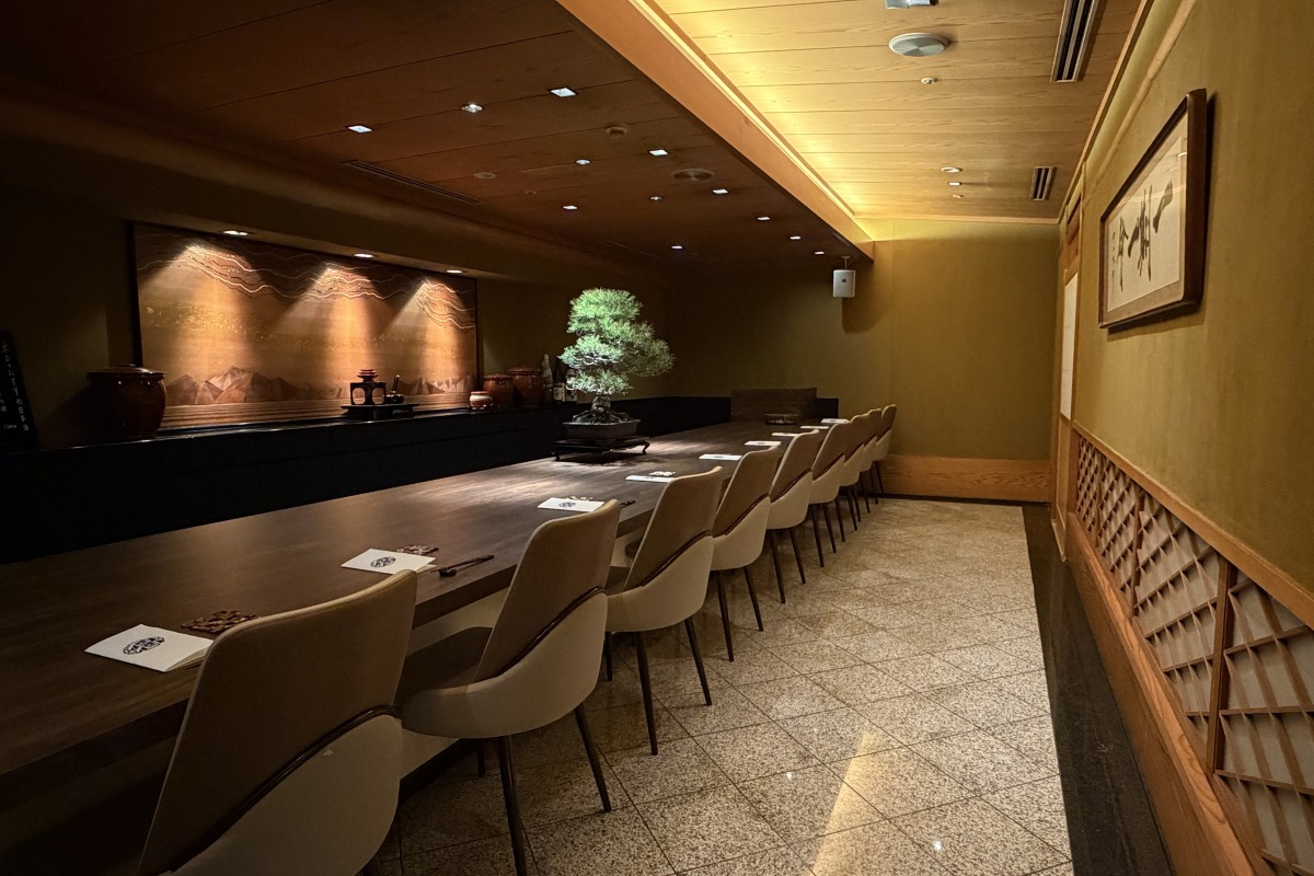 酒バー「酒酒」のカウンター席と店内全景