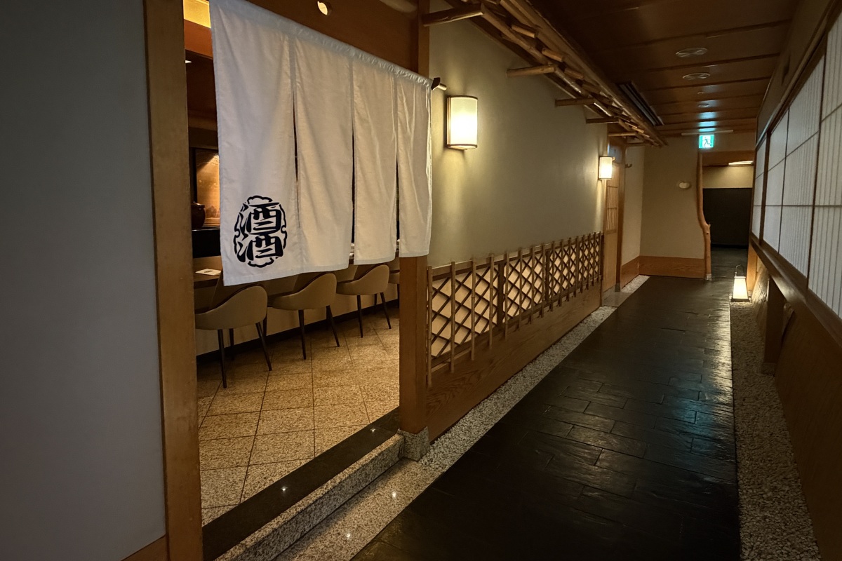 暖簾が掛けられた酒バー「酒酒」の入口と通路
