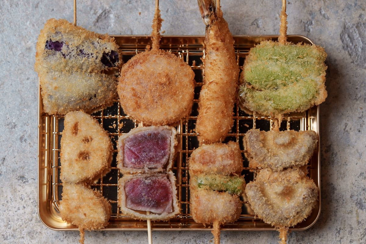 串カツ×デミグラスが1本165円から！神戸に「串カツの大東洋」オープン