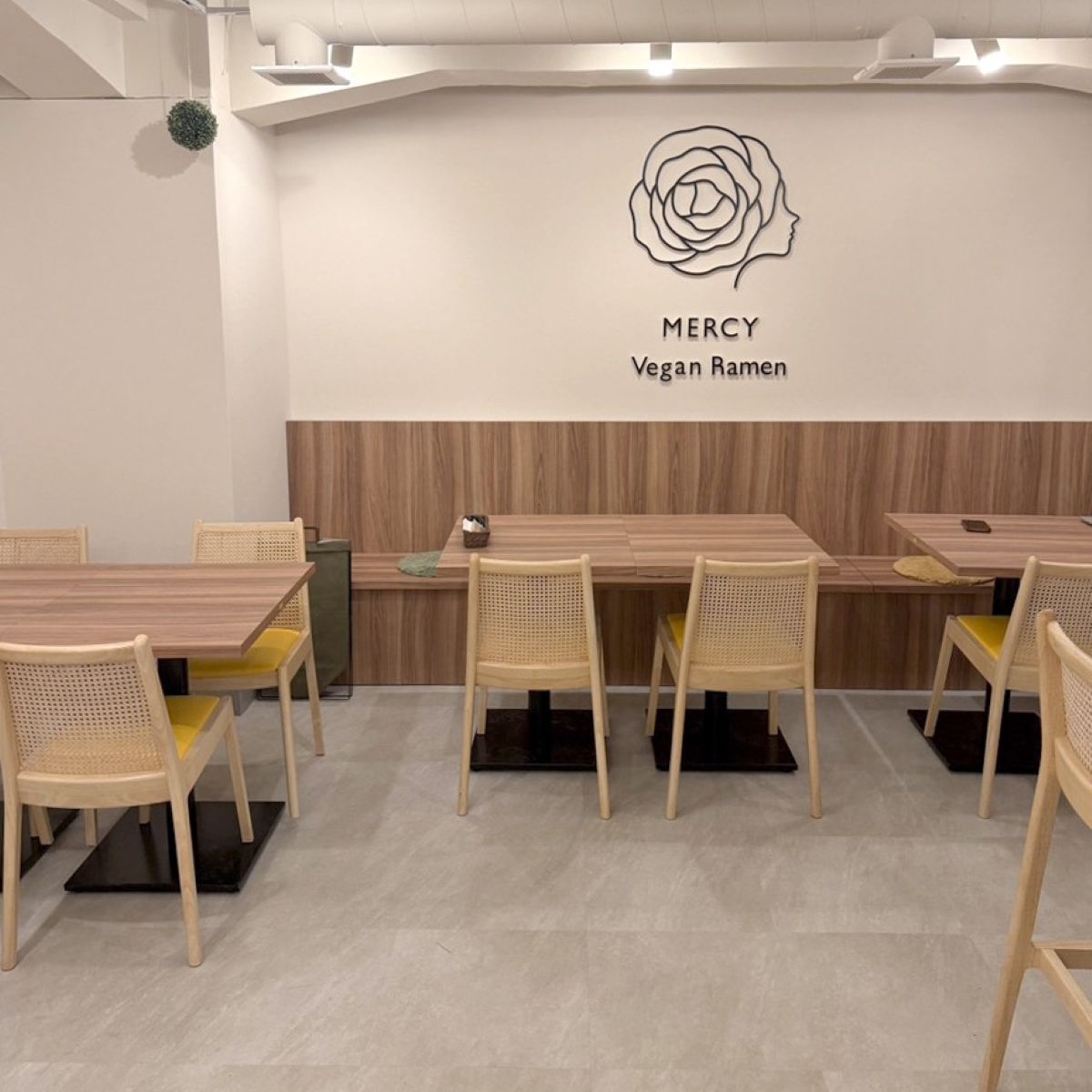 メルシーヴィーガンラーメン四条河原町店の店内