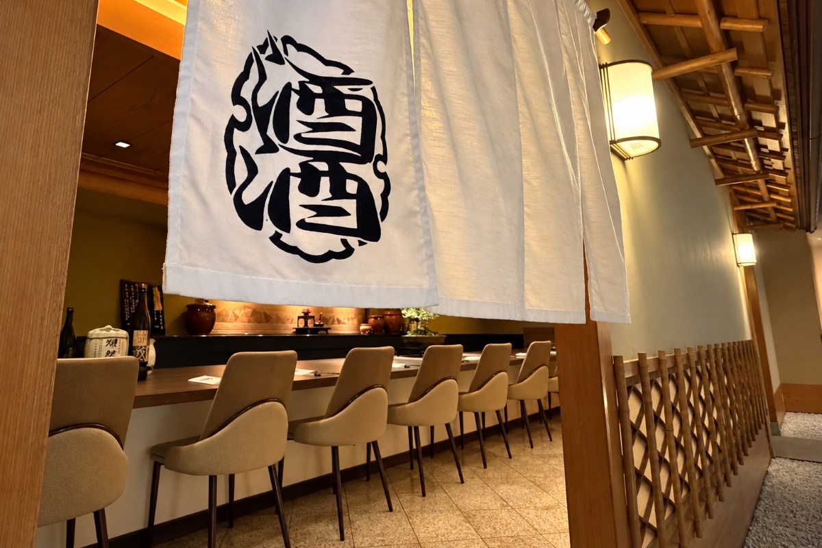 「酒酒」のロゴが描かれた白い暖簾