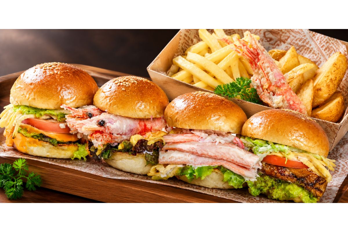 クラブアンドシュリンプのコンプリートポテトセットバーガー